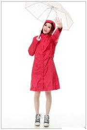 轻薄成人雨衣怎么穿视频,轻薄成人雨衣的穿戴技巧解析